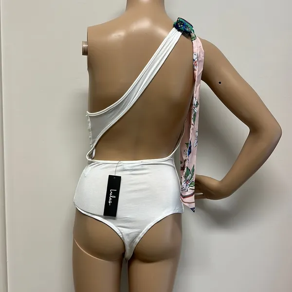 NWT Lulu’s Off White Bodysuit with Colorful Shoulder Tie size M - Image 4