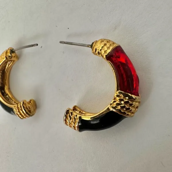 Red black and gold tone half hoop earrings - Image 8