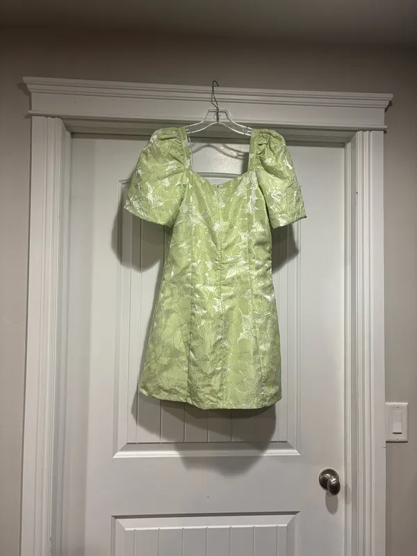 Lulu’s Beyond Amazing Light Green Floral Jacquard Puff Sleeve Dress Size M. NWT . - Image 6