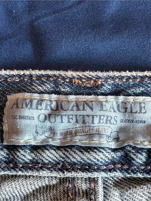 American Eagle Favorite Fit Low Rise Flare Jeans Sz 6 Regular Y2K vintage - Image 2