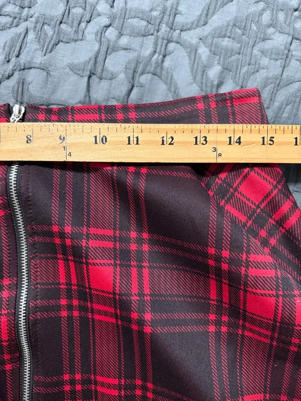 Hot Topic size medium women’s goth skater skirt black and red plaid o-ring - Image 4