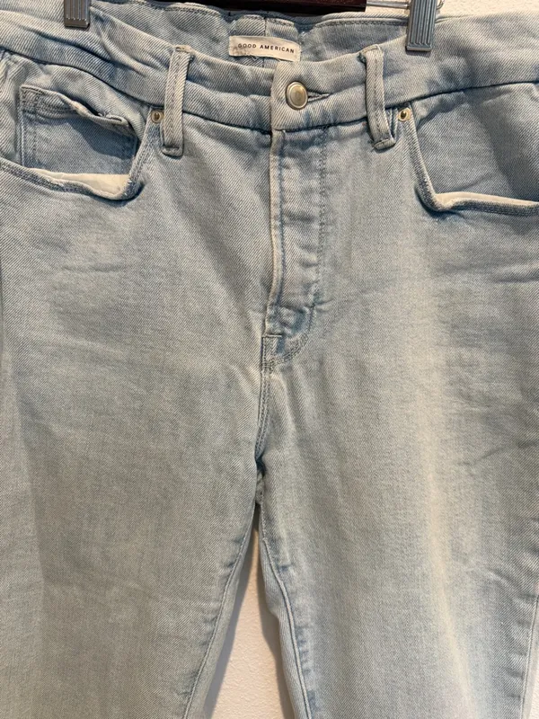 Good American Light Wash Cropped Jeans with Raw Cuffs - Image 4