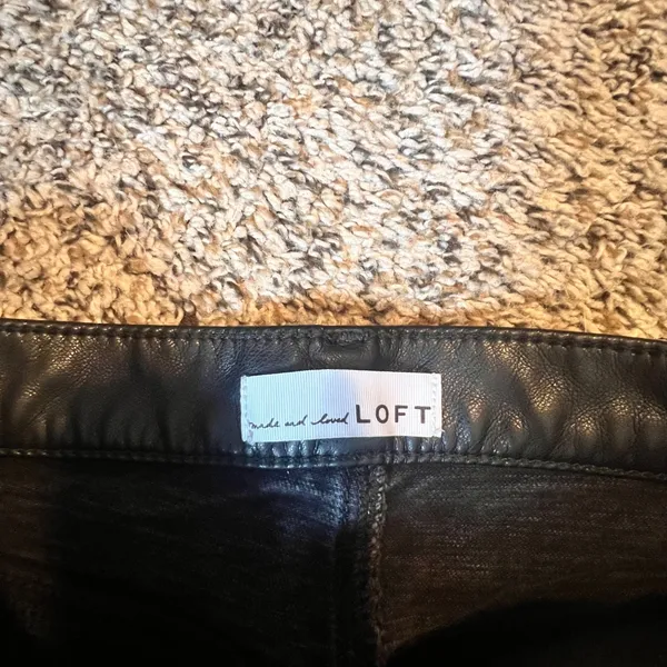 LOFT The Straight‎ High Rise Jeans Faded Black Faux Leather Trim Size 24/00 - Image 2