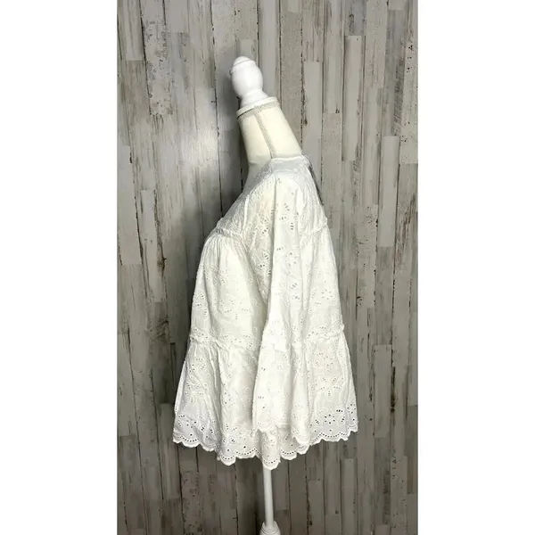 NWT Crown & Ivy Women's‎ Medium White Eyelet Peplum Blouse 3/4 Flare Sleeve - Image 4