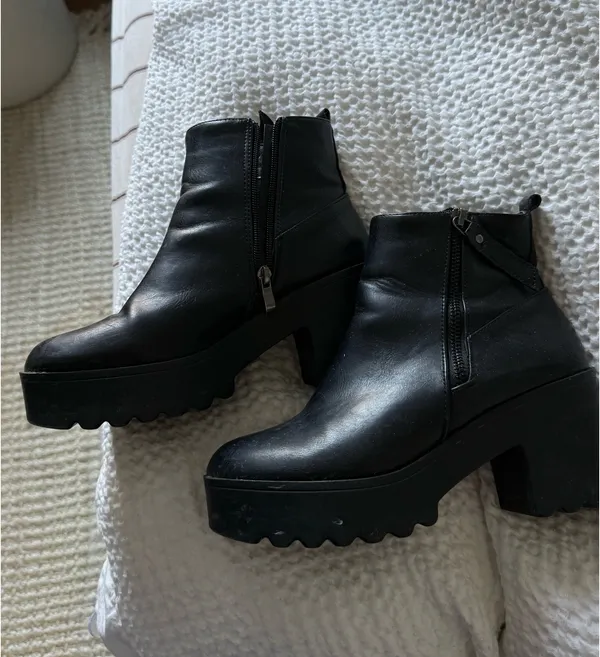 Boots Black Size 8 - Image 2