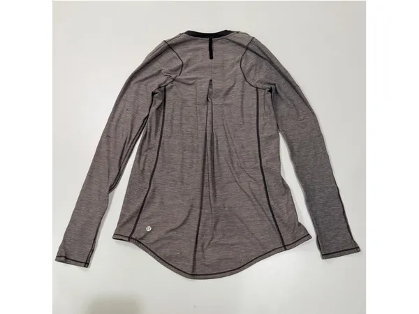 Lululemon Women’s Size 8 Long Sleeve Athletic Top Gray Black b13 - Image 2