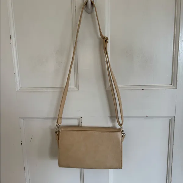 Beis The Travel Wallet Bag in beige vegan‎ leather. - Image 7