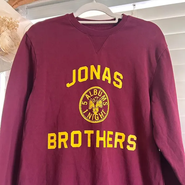 Source Unknown Jonas Brothers 5 Albums 1 Night oversized graphic sweatshirt small - Image 2