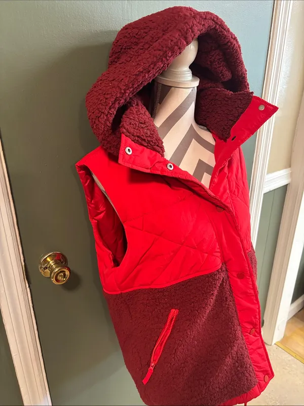 Women's Two-Tone Red Quilted & Sherpa Hooded Vest - Image 2