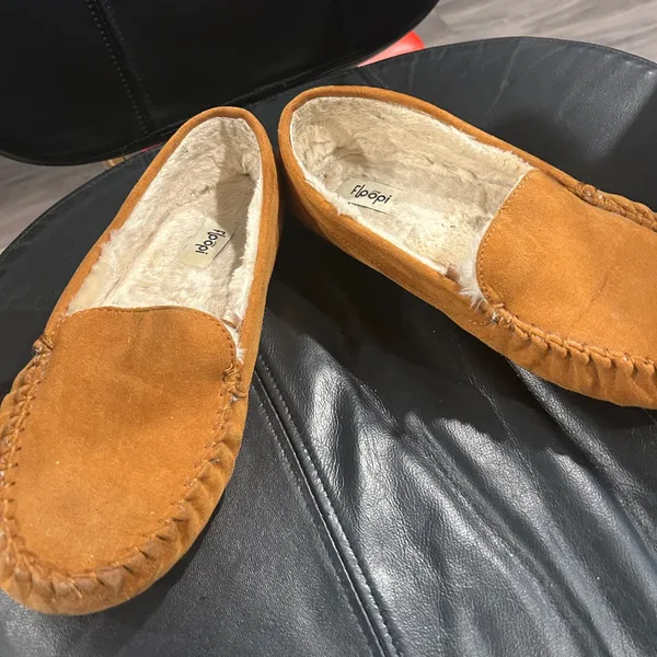 Women's Cozy Tan Suede Slippers Size 11 - Image 6