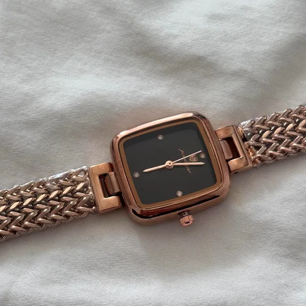 Rose gold watch with black accents - Image 3
