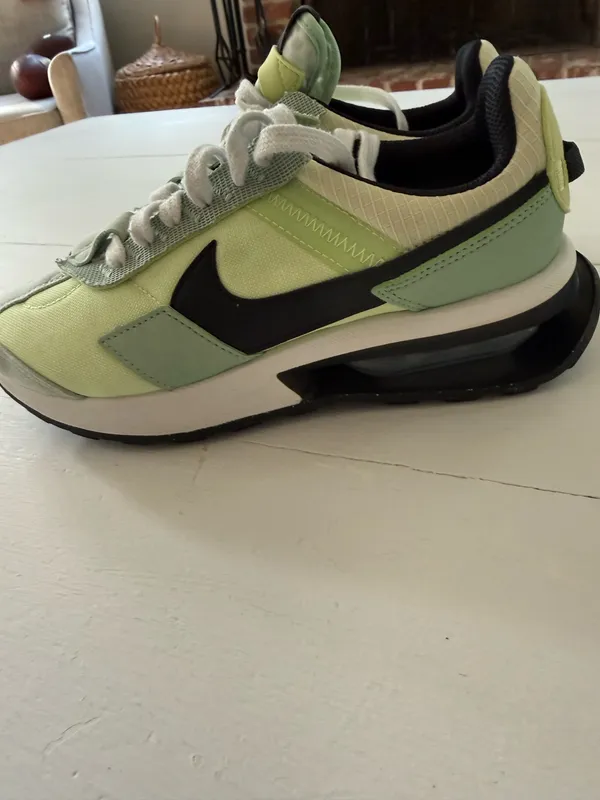 Nike sneakers women size 6 - Image 3
