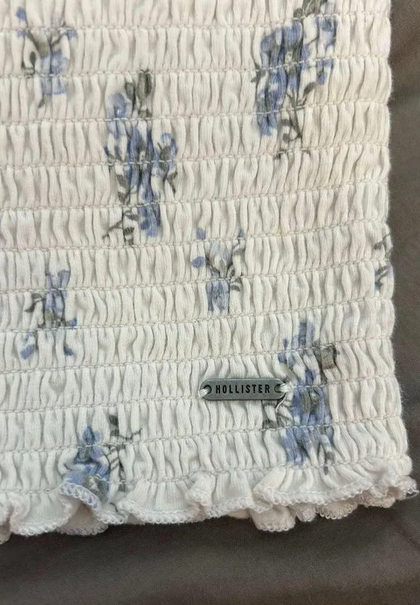 Hollister Cropped White Blue Flower Stretchy Tank Top - Image 2