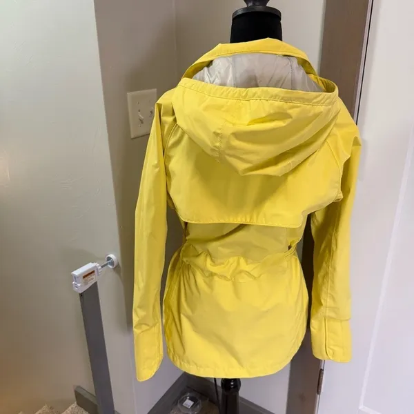 The North Face Butter Yellow Tie Front Zip Up Rain Jacket Hooded Outdoor Vented - Image 4