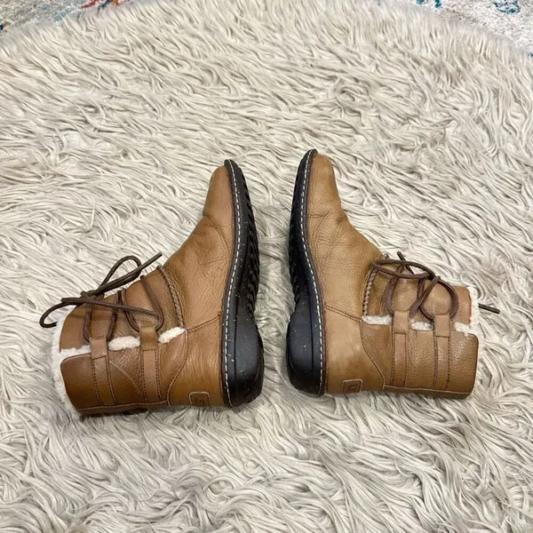 UGG Caspia 1932 Tan Leather Lace Up Ankle Sheepskin Warm Boots Womens Sz 8 - Image 6