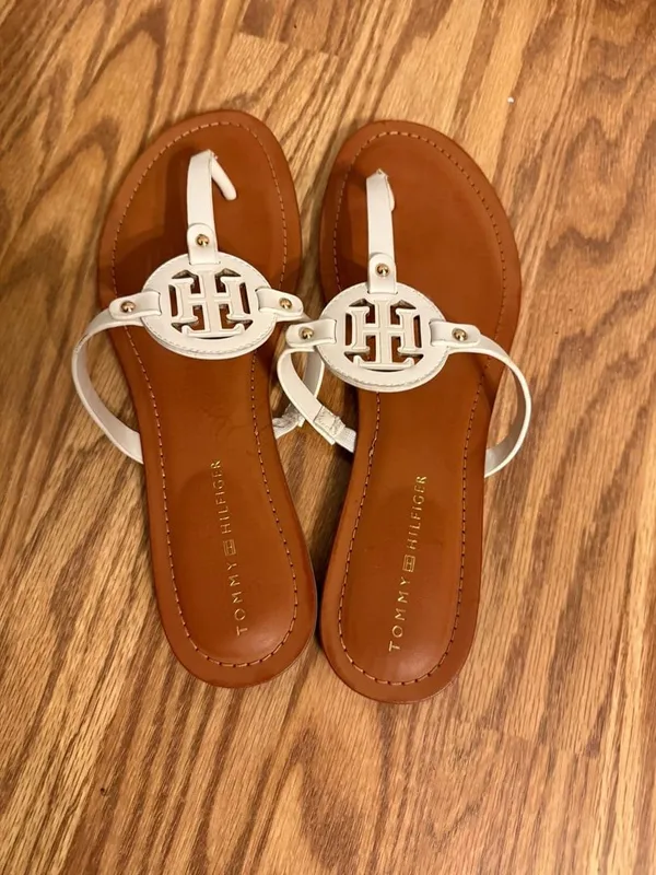 Tommy Hilfiger Litzy Flat Sandals Size 10M White T-Strap - Image 3