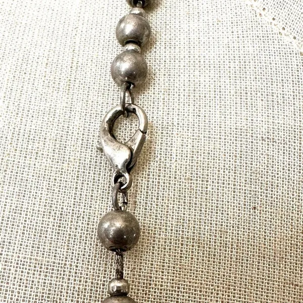 Black and silver tone beaded necklace - Image 4