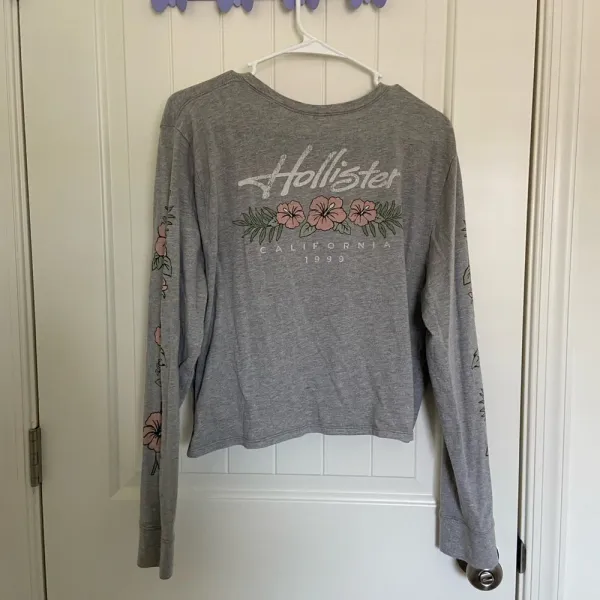 EUC | Hollister women’s gray decorated sleeve cropped‎ tshirt — large - Image 6