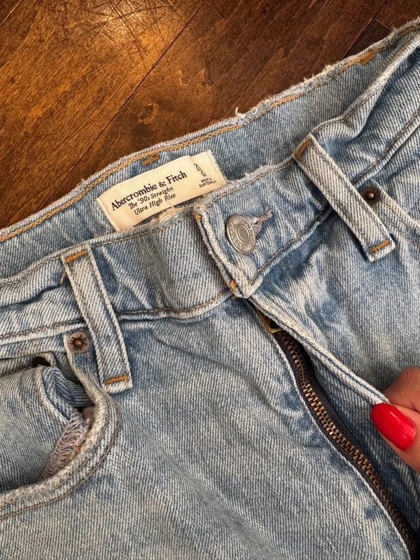Abercrombie and fitch light wash high waisted straight leg ripped jeans US 25 - Image 5