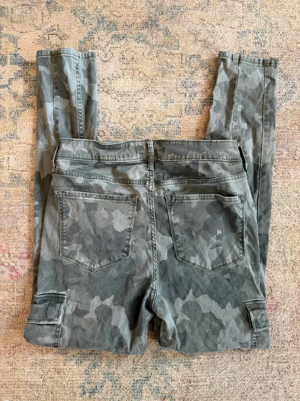 Old Navy Women’s Camouflage Skinny Stretchy Cargo Pants - Image 2