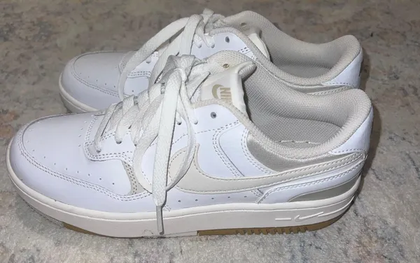 Nike Sneakers - Image 4