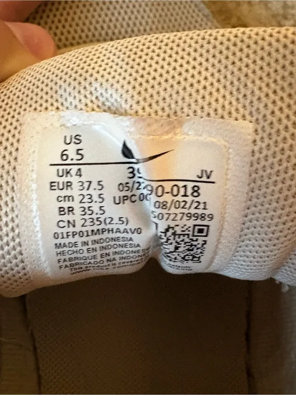 Nike women’s Athletic Sneakers in Light Gray - Image 4