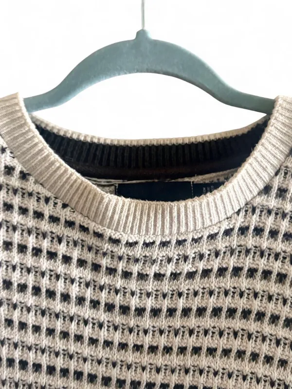 Bill Blass Beige and Black Textured Crewneck Sweater - Image 7