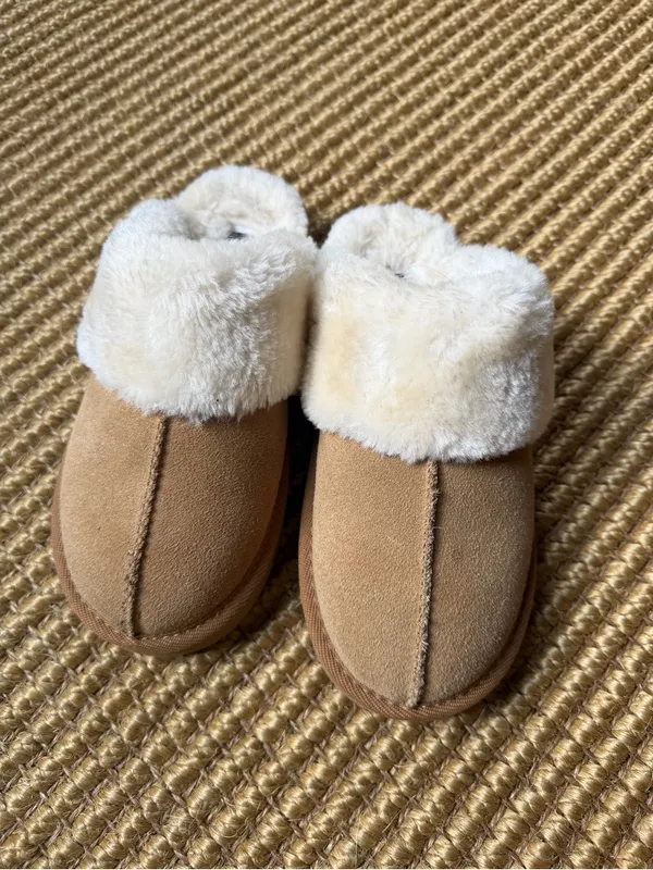 NWOT Minnetonka Women’s Chesney Scuff Flat Slippers - Image 4