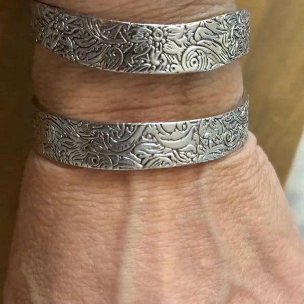 Silver tone floral etched cut out wavy cuff bangle bracelet - Image 2