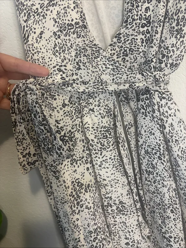 Haute Hippie Cream and black animal Printed Sleeveless Wrap Dress 100% silk M - Image 4