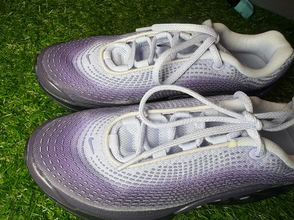 Women’s Nike purple gradient size 8 - Image 2