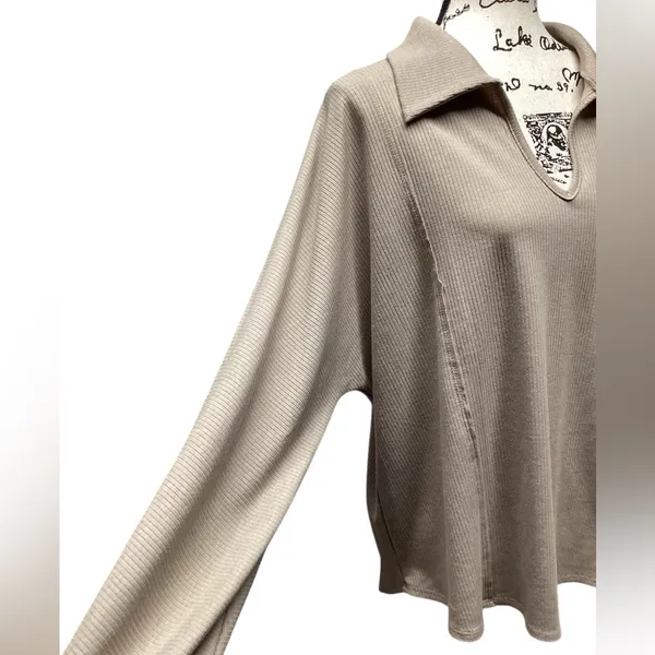 Andree by Unit V-neck Collared ribbed top Tan Size Large - Image 3
