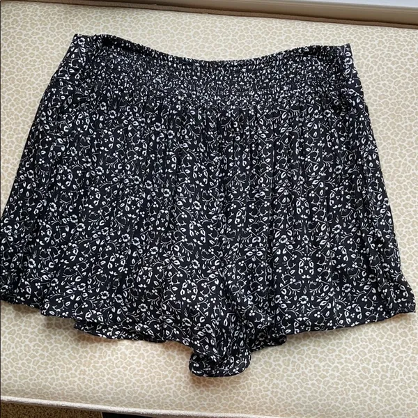 American Eagle Flowy Flat Front Shorts - Image 6