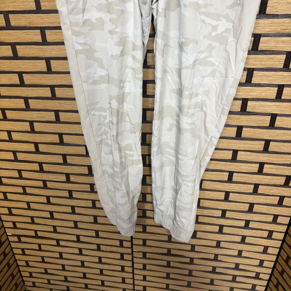 Athleta Gray And Tan Brooklyn Camo Jogger Size‎ 10 - Image 5