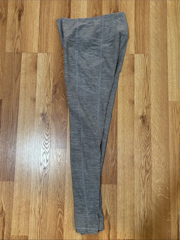 Victoria’s Secret Heather Gray Crop Leggings - Image 3