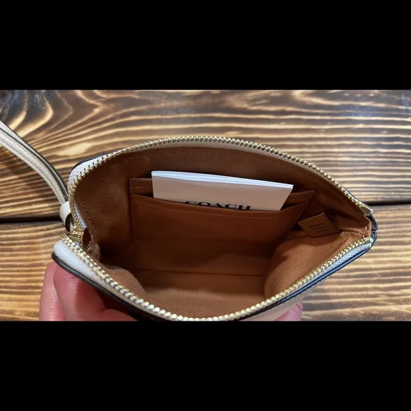 BNWT Coach Corner Zip Wristlet - Image 4