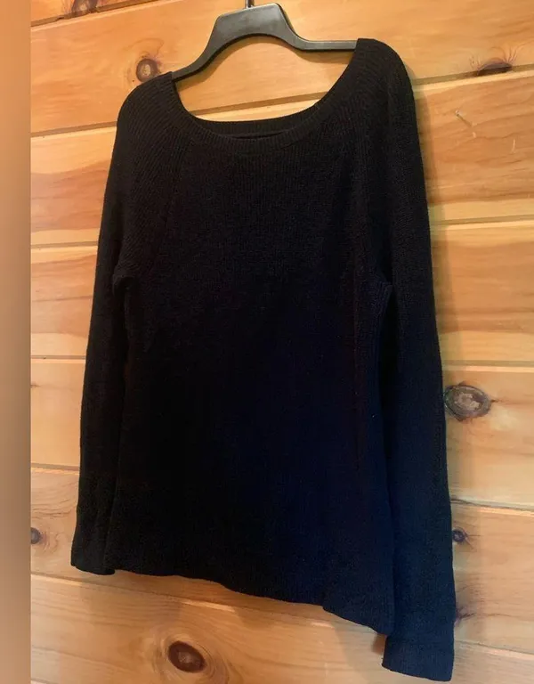 Abercrombie & Fitch women’s button back sweater. Black. Medium. - Image 2