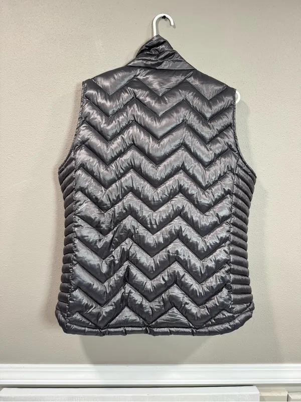 Calvin Klein Quilted Black Puffer Vest - Lightweight Sleeveless Jacket - Image 4