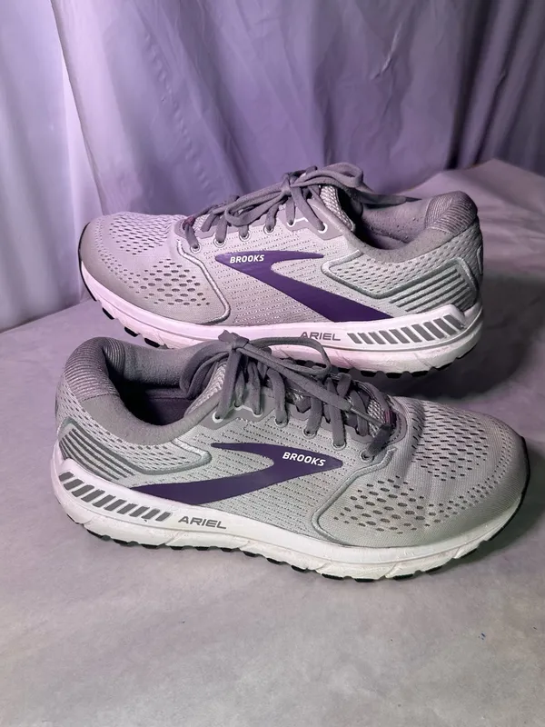 Brooks Ariel Women's Light Gray and Purple Running Shoe - Image 2