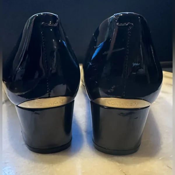 Calvin Klein Black Patent pointy Toe Block Heels. LN ,Slip. Resistance.Sz 6. - Image 7
