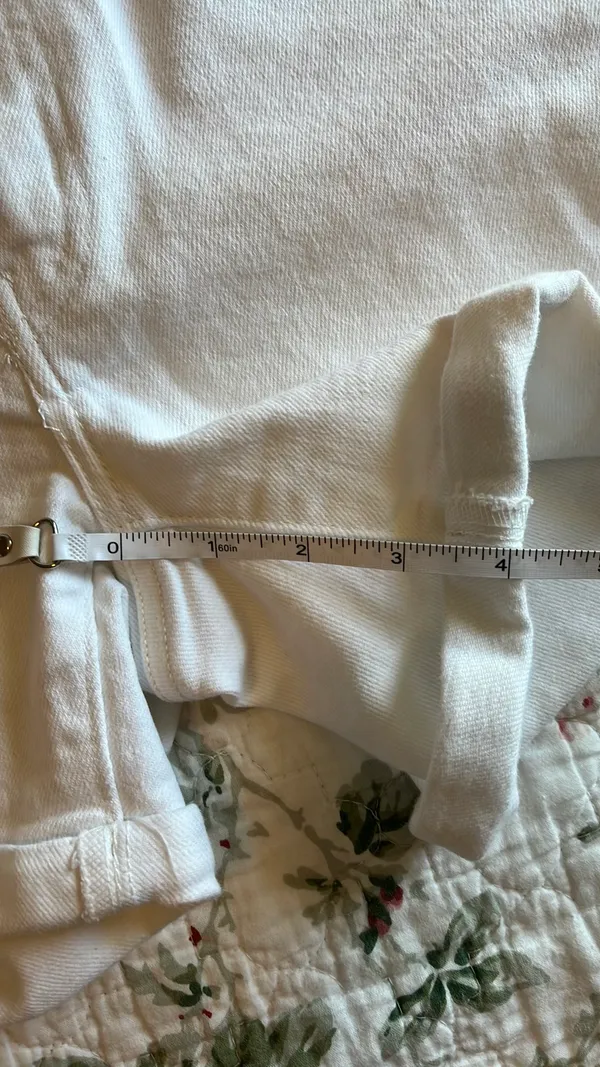 Levi’s White Mid-Length Shorts - Image 4
