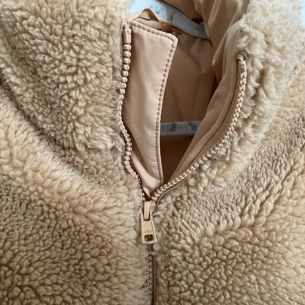 Alo Yoga Sherpa Stage Puffer Camel M - Image 2