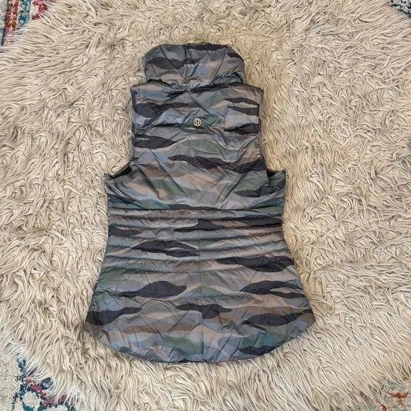 Lululemon Fluffin Awesome Vest Camo Goose Down size 6 - Image 9