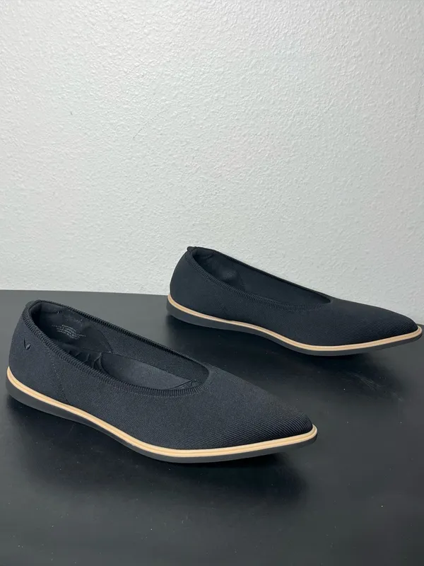Vivaia Veronica Pointed Toe All Day Standing Flats in Black - Image 2