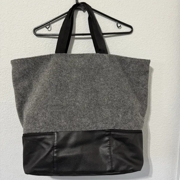 DSW Gray Textured Felt Weekender Tote‎ Travel Bag With Compartment 18x16x7 in - Image 4