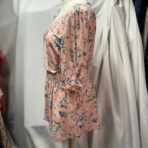 Le Lis Baby Pink‎ Floral Romper Womens Medium Rayon Open Back Short Sleeve - Image 5