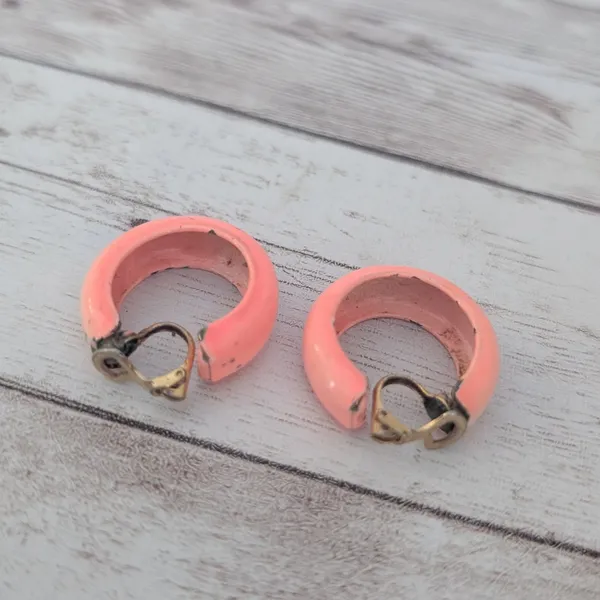 Vintage Clip On Earrings Retro Hoops Peach Like Tone - Paint Chipping & Tarnish - Image 9