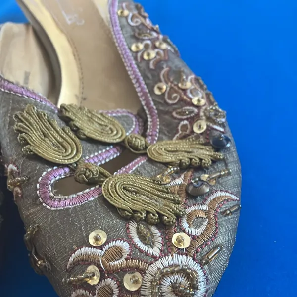 FINAL MARKDOWN Gold Embellished Women's Shoes 6 1/2 Size 6.5 - Image 2