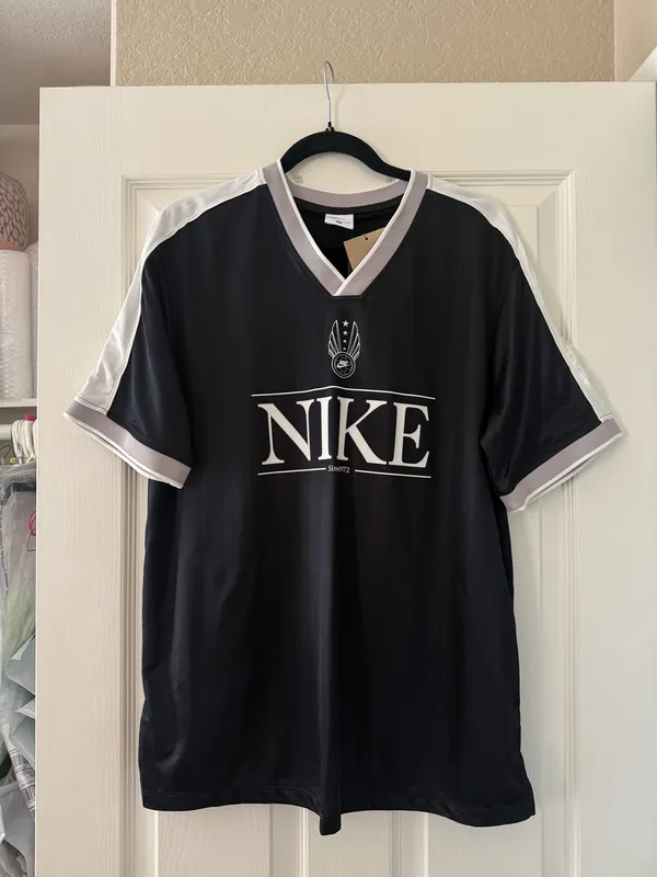 BNWT Women’s Nike V-Neck Jersey Top - Image 2