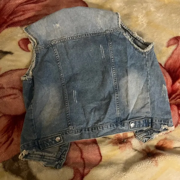 XL Jrs denim shredded Star stud denim vest - Image 2